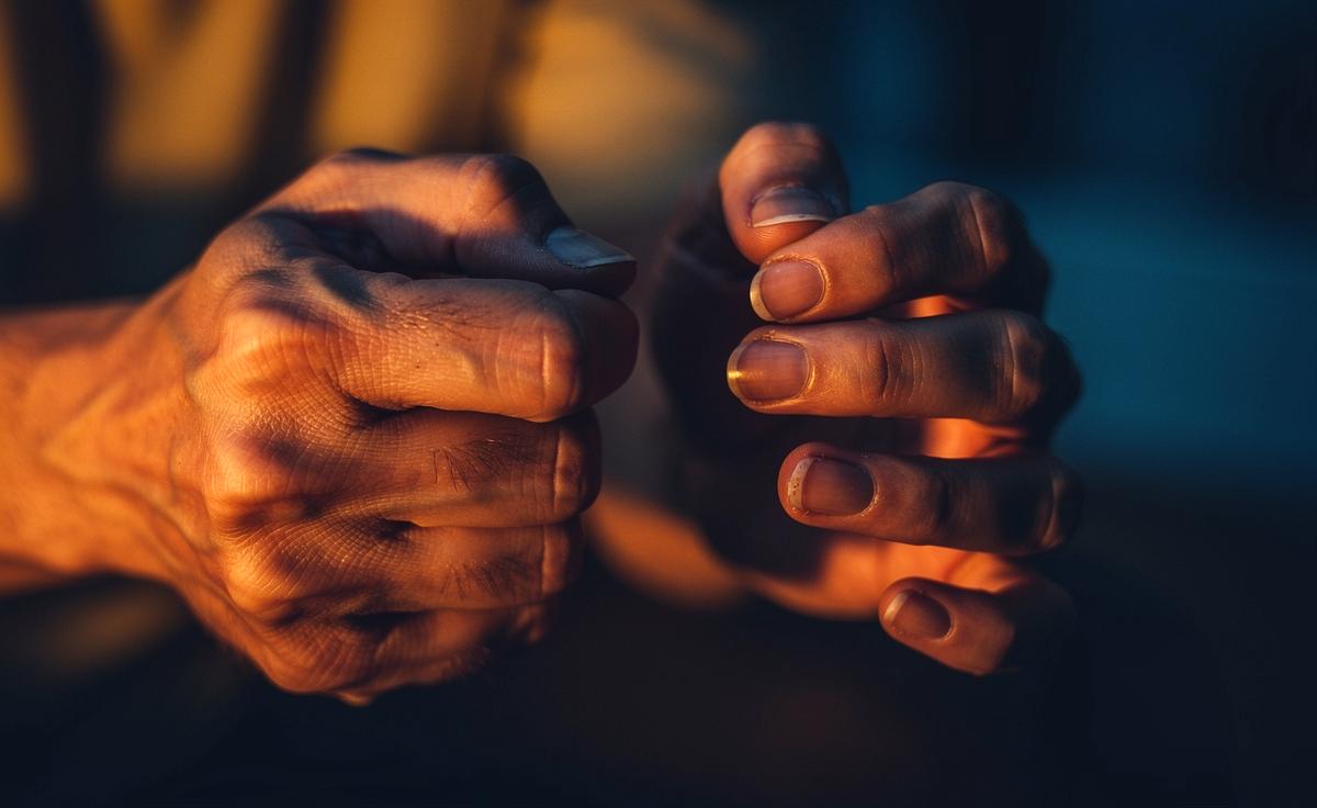 Illustration von zwei Händen, die subtile Anspannung durch verkrampfte Finger und nervöses Aneinanderreiben verraten.