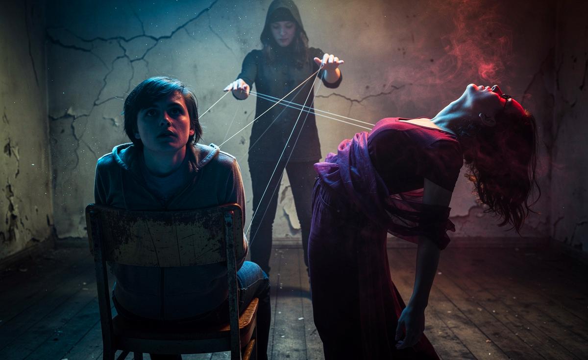 Illustration von drei symbolischen Menschentypen, die durch ihre Körperhaltung und Interaktion emotionale Erschöpfung, Negativität und subtile Kontrolle darstellen.