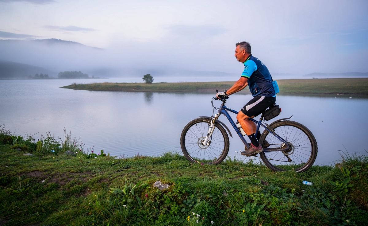 Illustration von einem Coach, der Kindergartenkinder im Muskelkindergarten bei motorischen Übungen für Balance, Koordination und Körperwahrnehmung anleitet